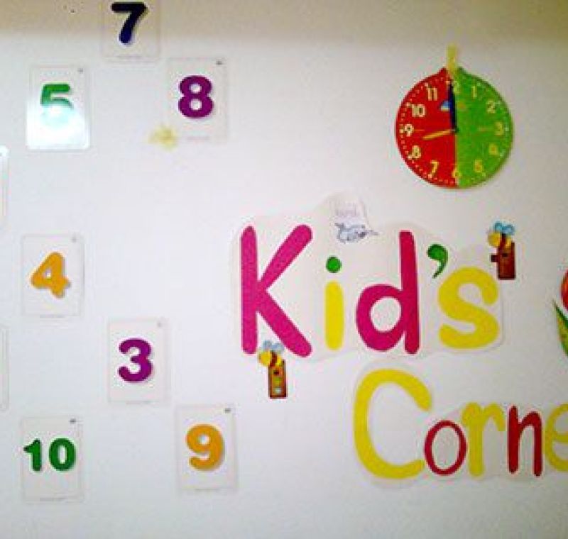 Pared decorada con letras y números de colores