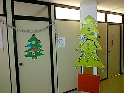 Aulas decoradas con un árbol de navidad casero