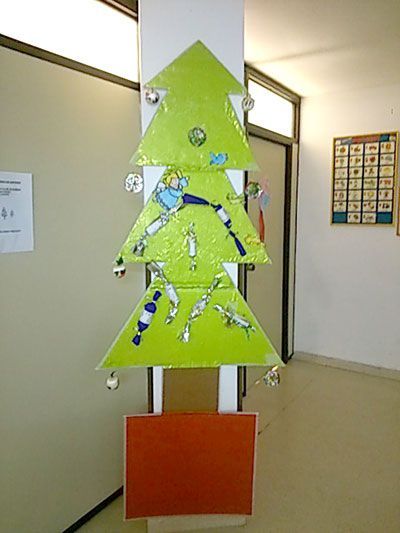 Árbol de navidad hecho de cartulinas