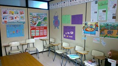 Aula infantil con mesas y sillas